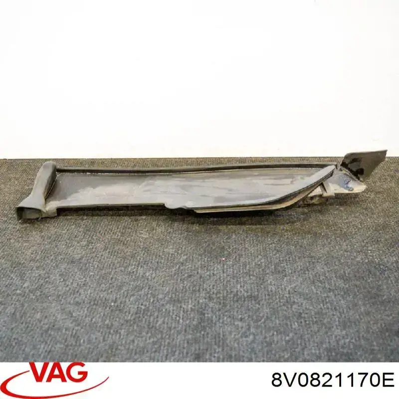 Купити 8V0821170C VAG Заглушка жабо збоку