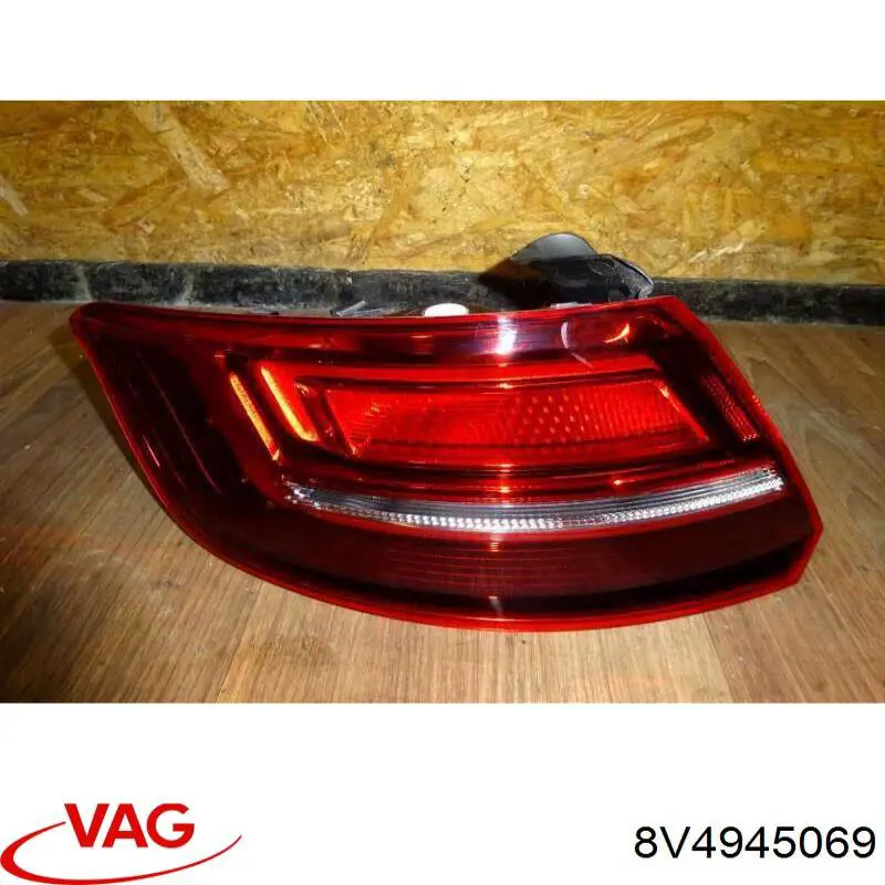 Задня ліва зовнішня фара VAG 8V4945069 ціна, від 101.35 USD