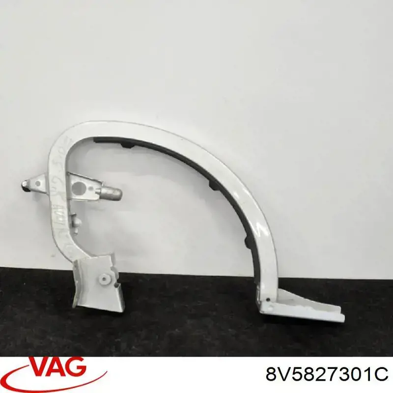 Петля кришки багажника 8V5827301C VAG
