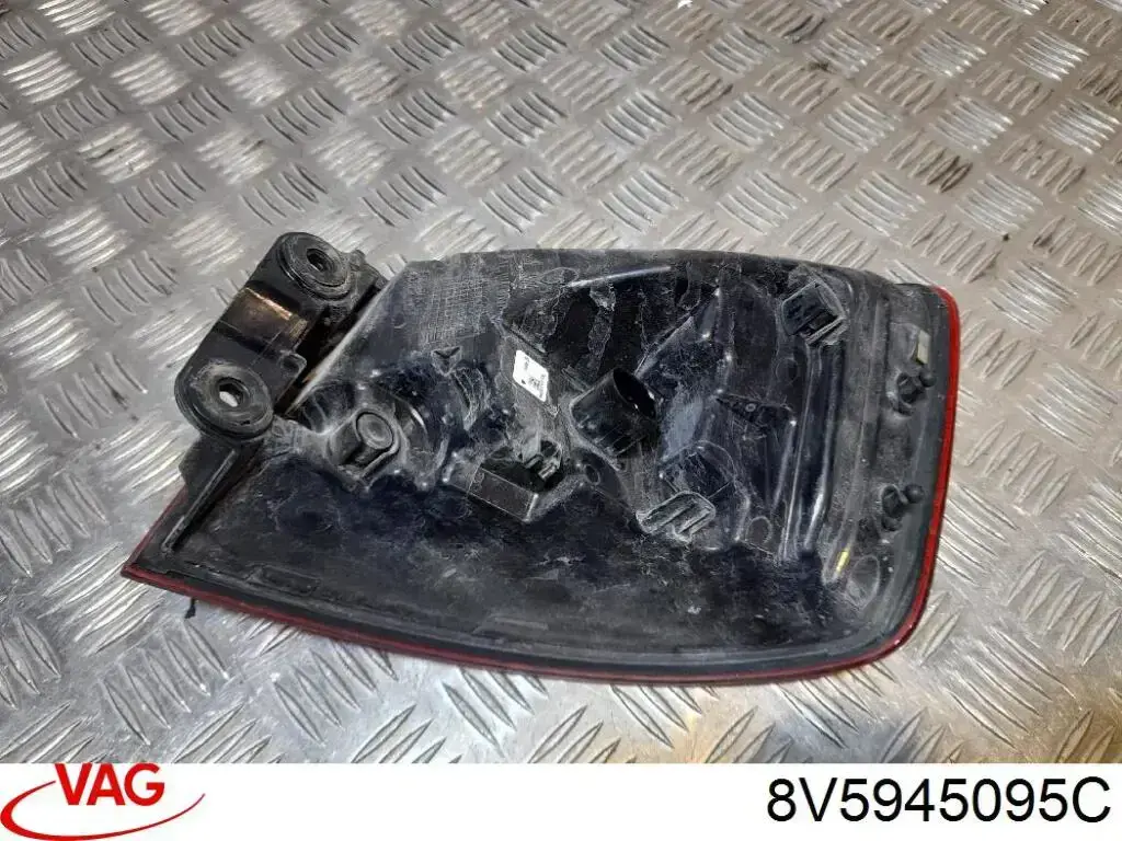 Купити 8V5945095C VAG Ліхтар задній