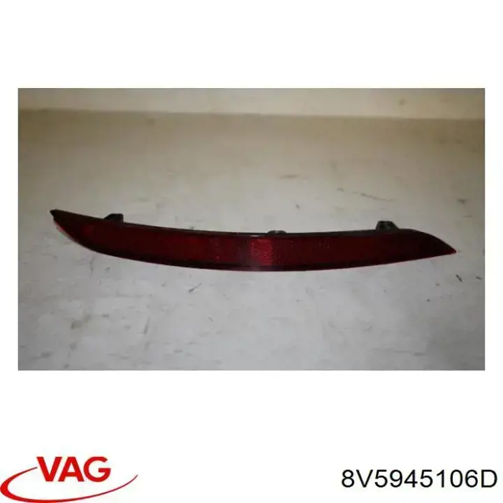 Катафот (відбивач) заднього бампера, правий 8V5945106D VAG