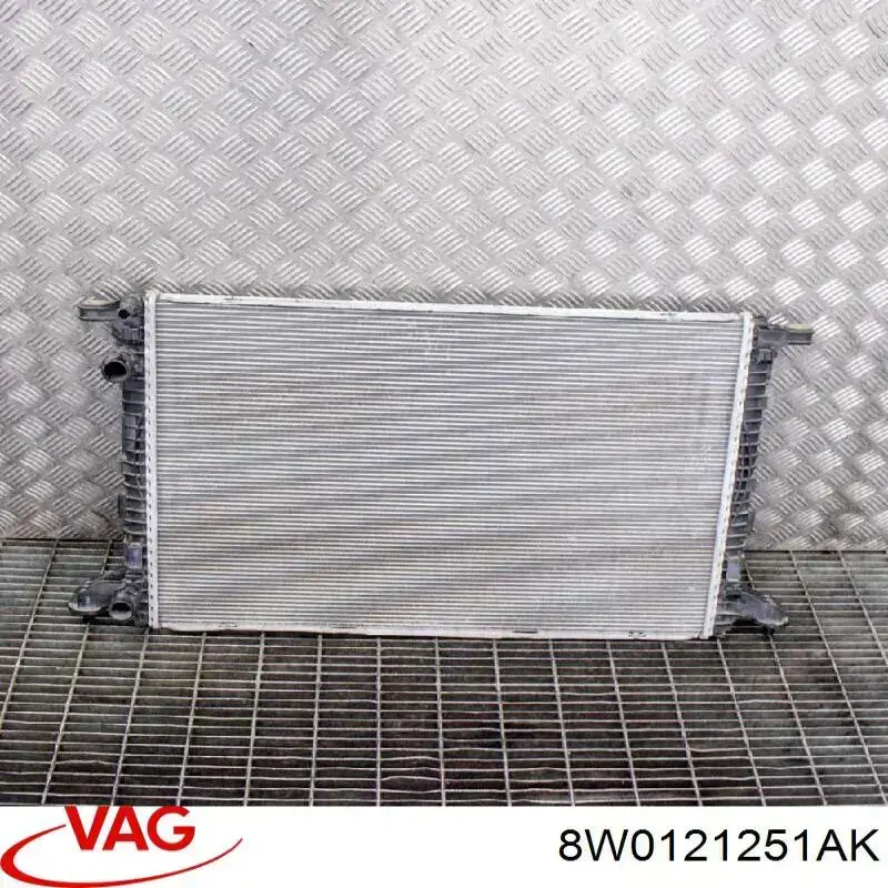 Купити 8W0121251AK VAG Радіатор двигуна
