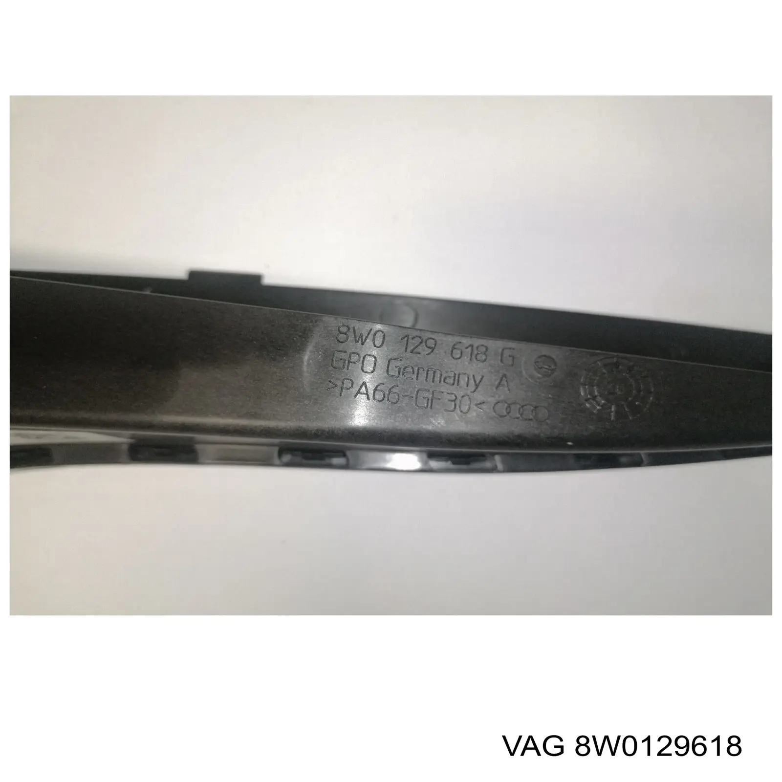 Купити 8W0129618 VAG Патрубок повітряний, вхід повітряного фільтра