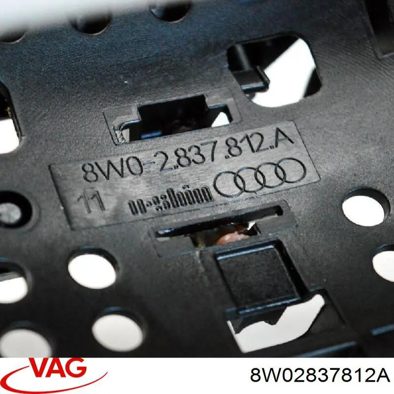 8W02837812A VAG Тримач зовнішньої ручки дверей, правих дверей