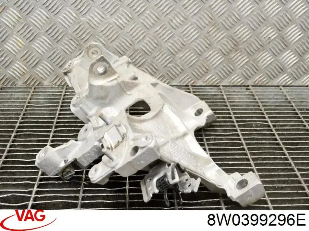 Кронштейн передньої балки 8W0399296D VAG