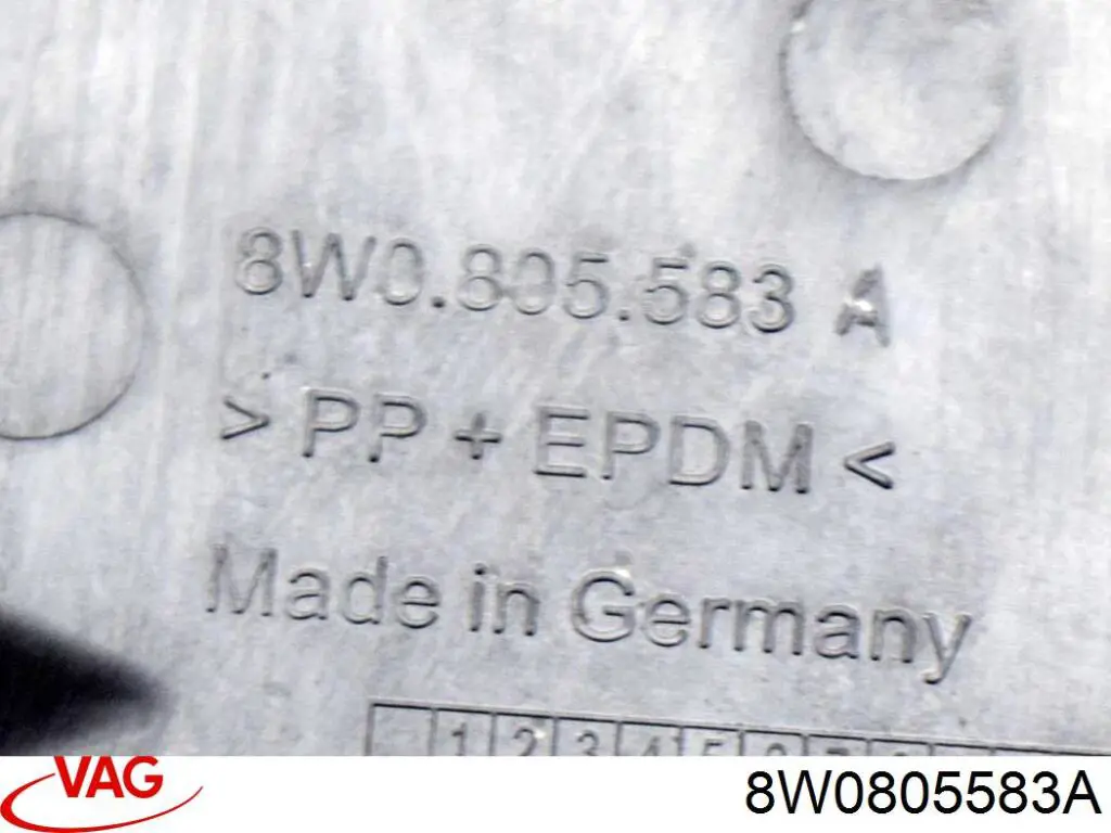 Лючок підкрилка переднього лівого 8W0805583A VAG