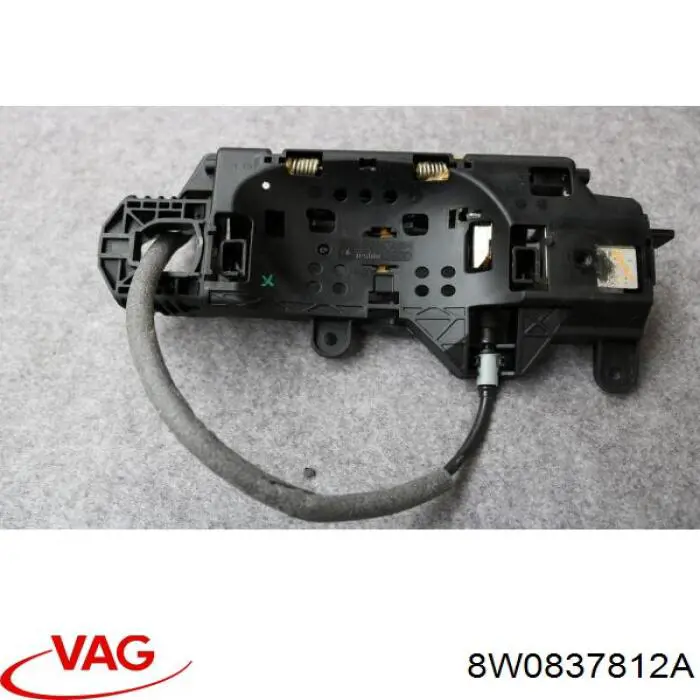 Тримач зовнішньої ручки дверей, правих дверей 8W0837812A VAG