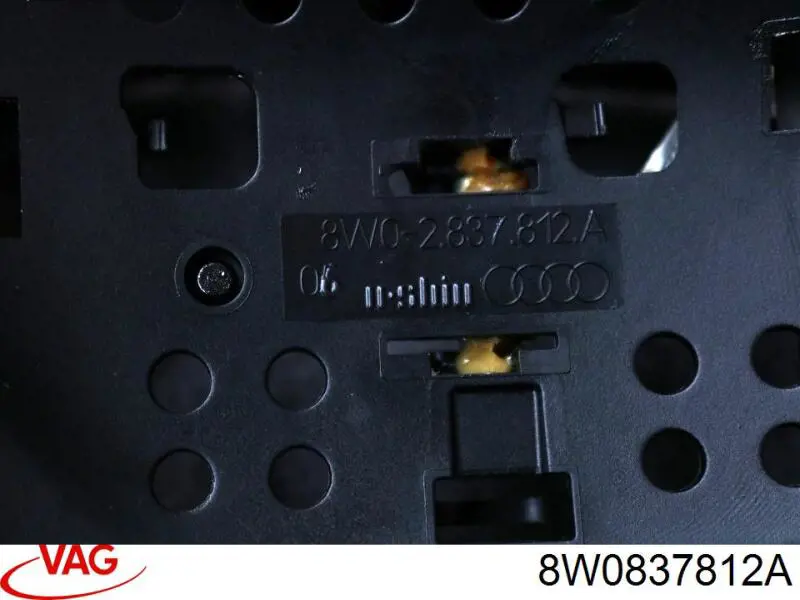 Тримач зовнішньої ручки дверей, правих дверей VAG 8W0837812A