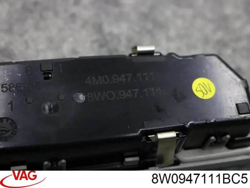 8W0947111BC5 VAG Плафон освітлення салону/кабіни, задній