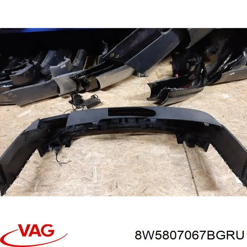 8W5807067BGRU VAG Буфер (бампер) задній