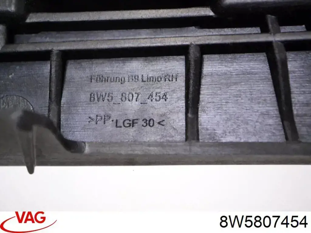 Направляюча заднього бампера, права 8W5807454 VAG