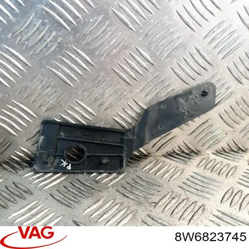 8W6823745 VAG Заглушка жабо збоку