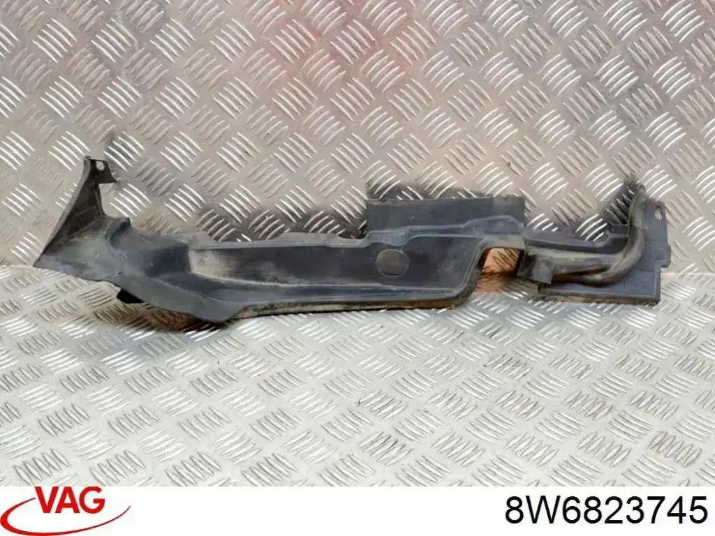 Заглушка жабо збоку 8W6823745 VAG