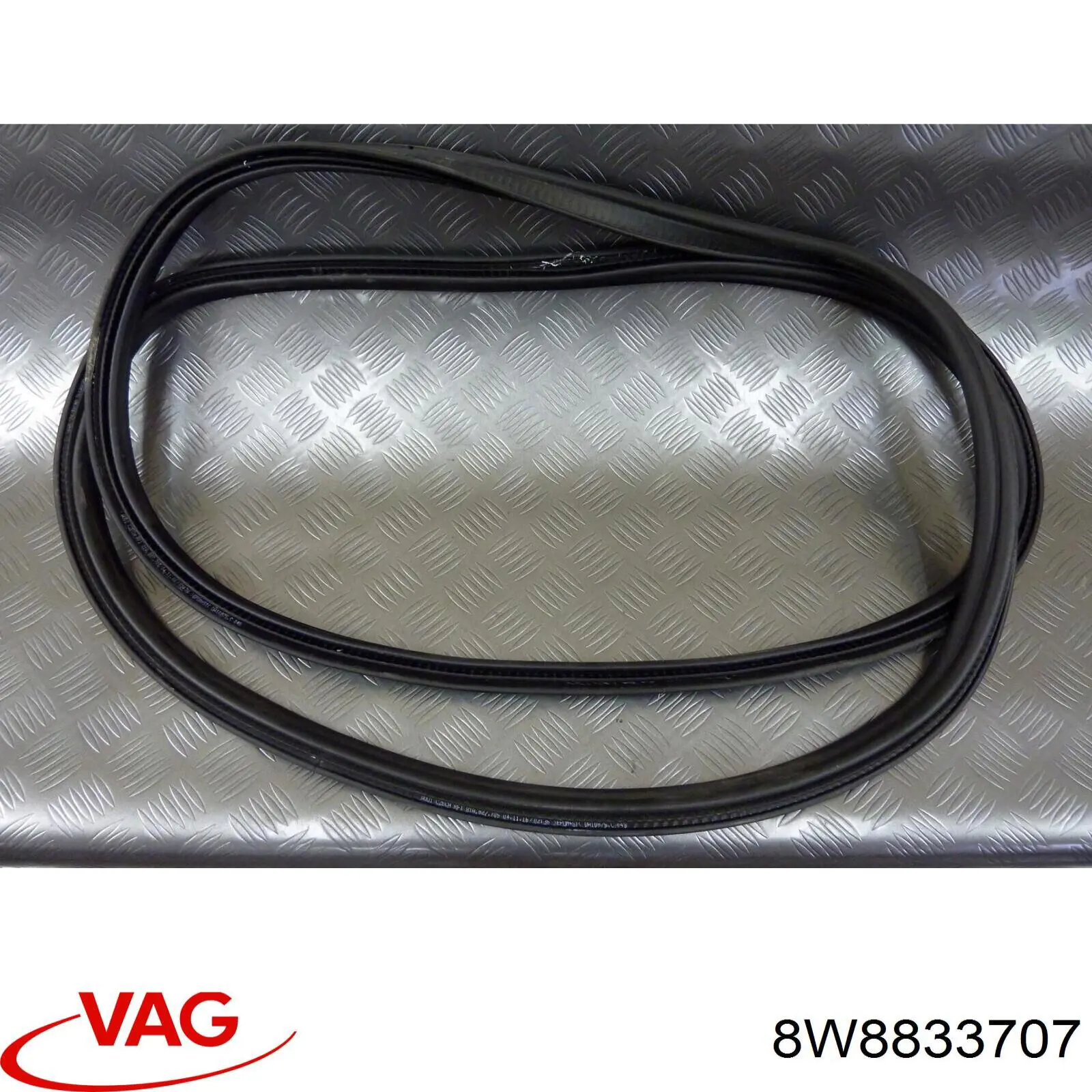 Ущільнювач двері задньої лівої (на кузові) VAG 8W8833707