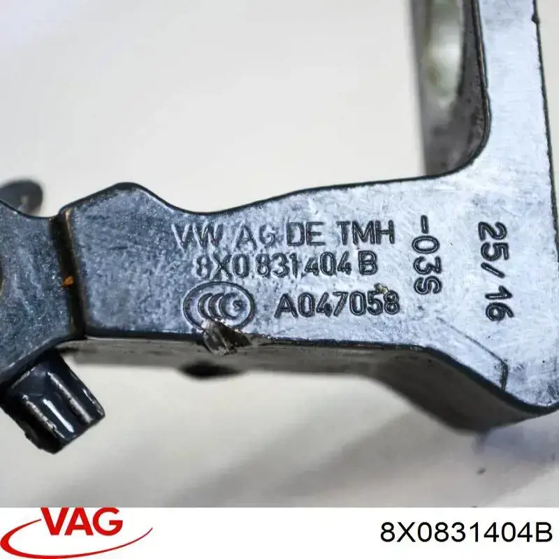 Дверний шарнір правий передній VAG 8X0831404B
