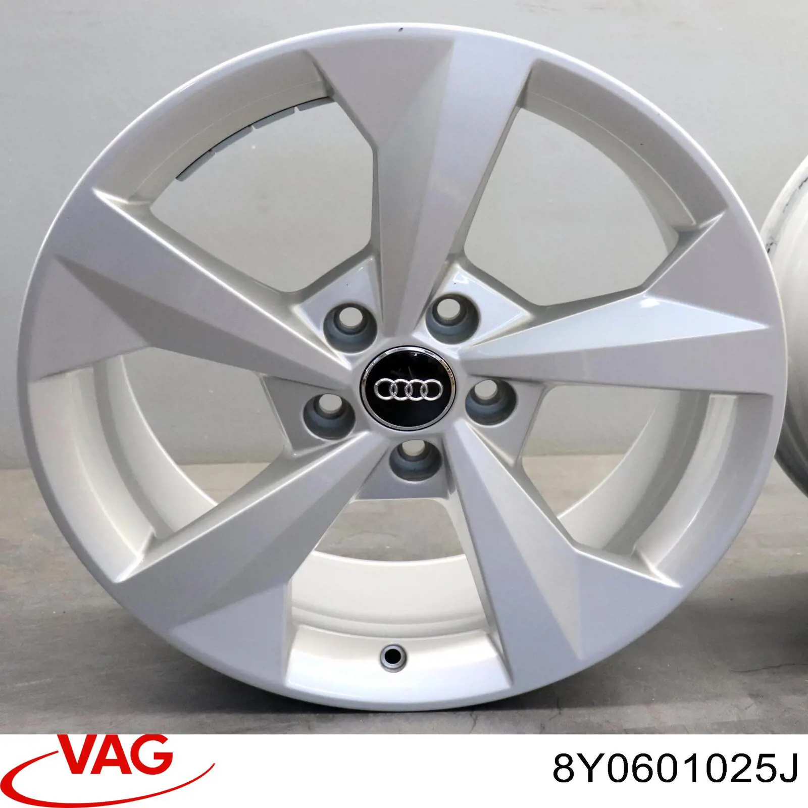 Купити 8Y0601025J VAG Диски колісні литі (легкосплавні, титанові)