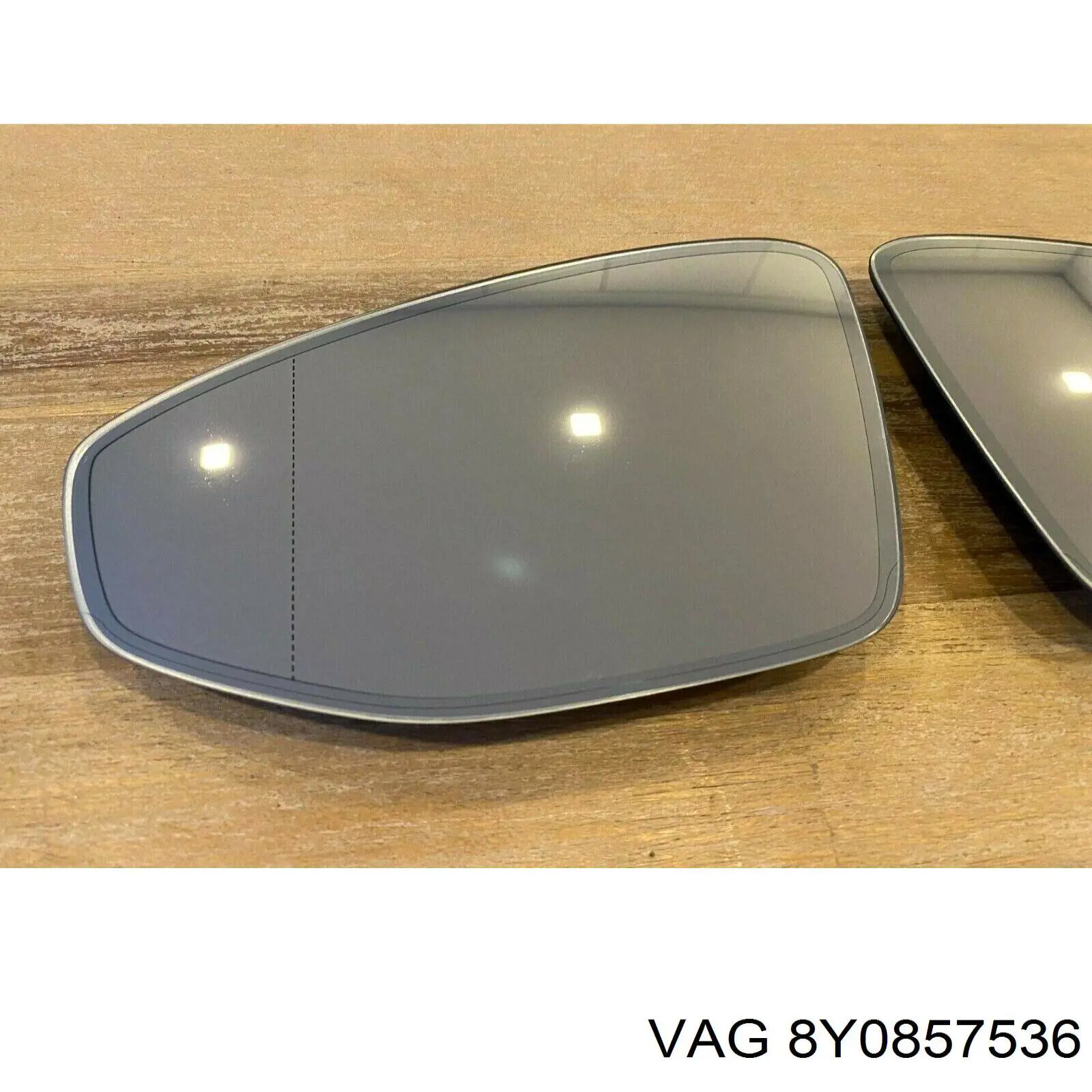 8Y0857536 VAG Дзеркальний елемент правий