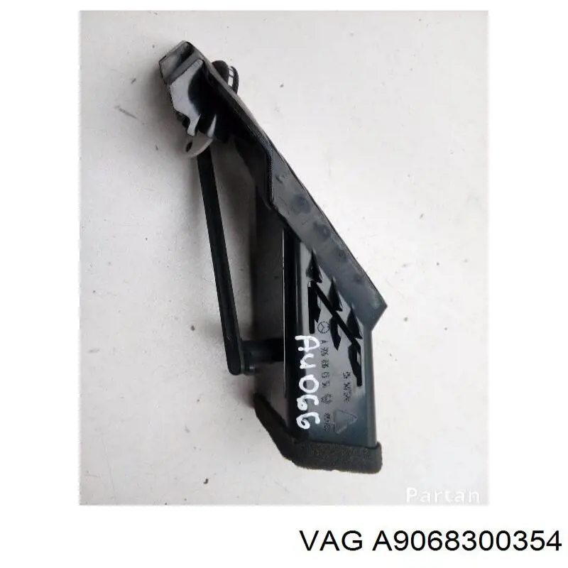 Решітка повітроводу права Mercedes A90683003549B27 ціна, від 6.32 USD