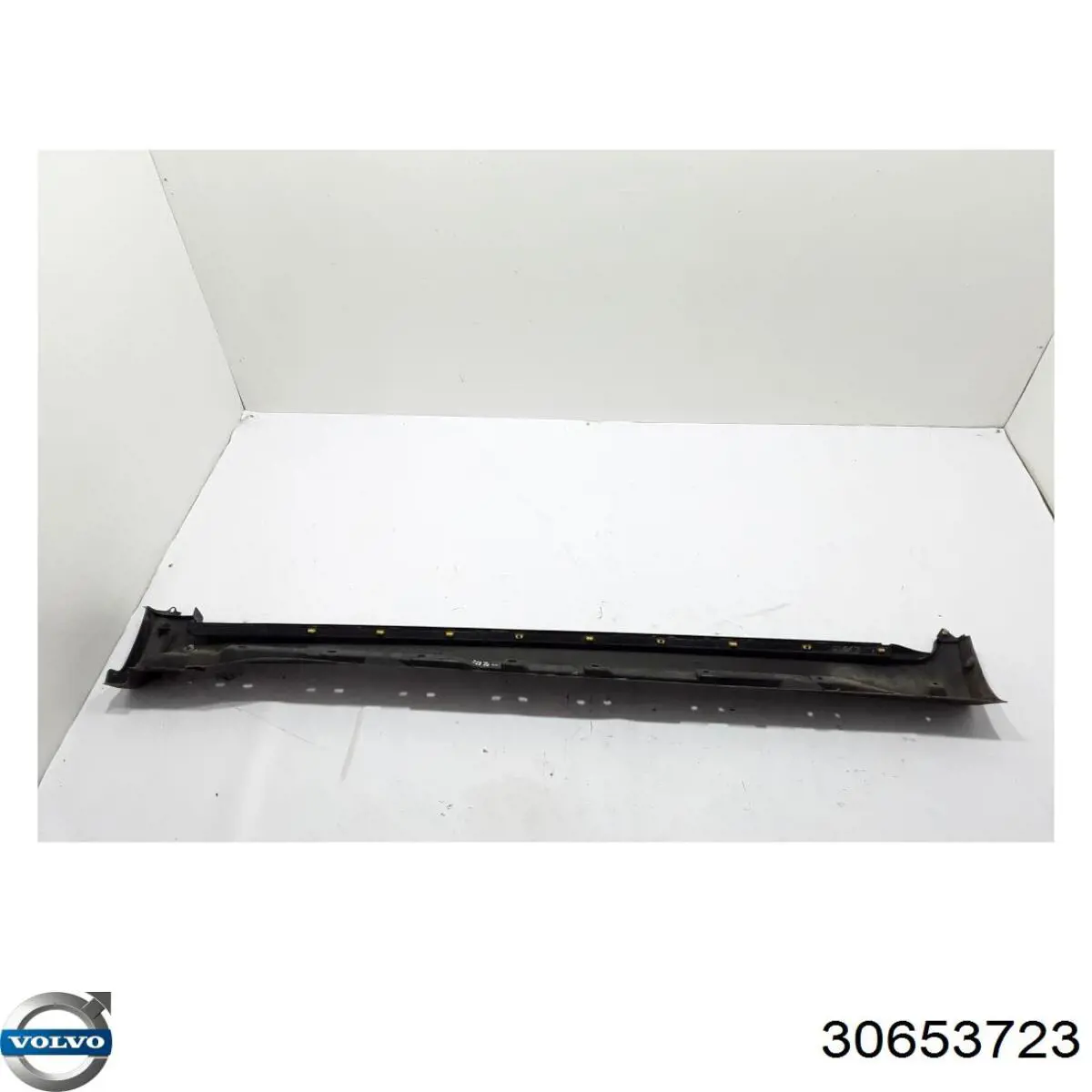 Накладка зовнішня (молдинг) порога, правий Volvo 30653723 ціна, від 14.08 USD
