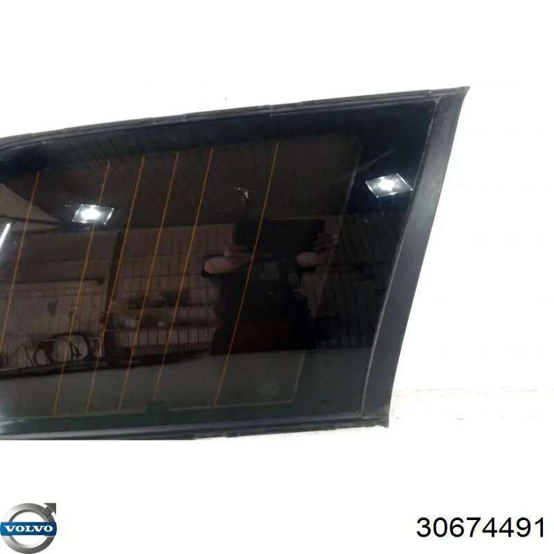 Скло багажного відсіку, праве Volvo 30779653 ціна, від 70.46 USD