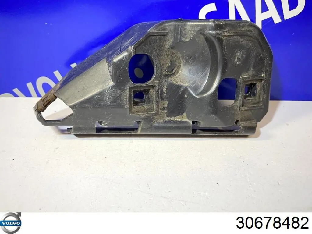 Купити 30678482 Volvo Кронштейн бампера переднього, правий
