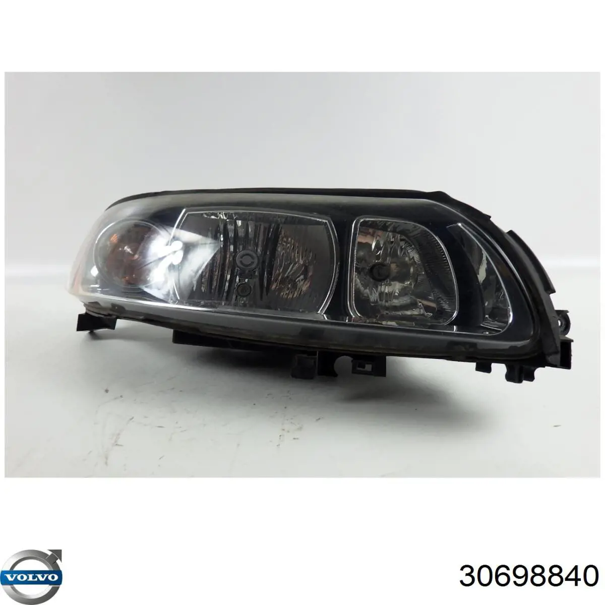 Фара правая Volvo 30698840 ціна, від 689.22 USD
