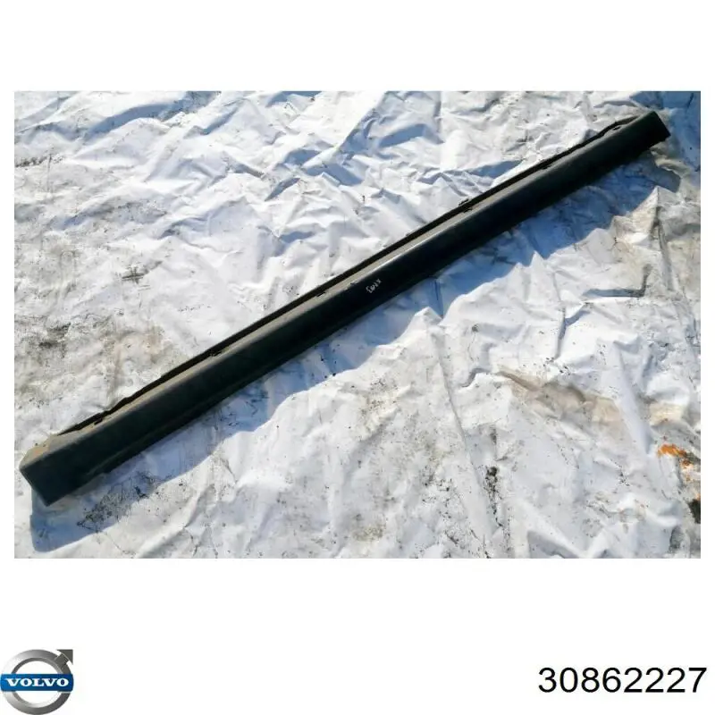 Накладка зовнішня (молдинг) порога, правий 30862227 Volvo