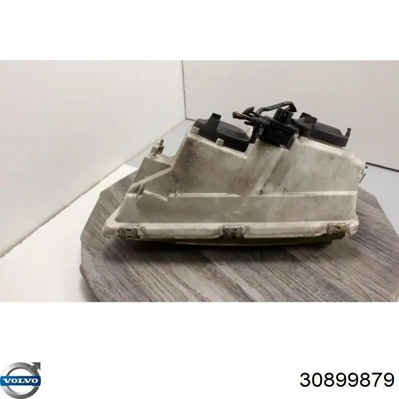 Фара Volvo 30698638