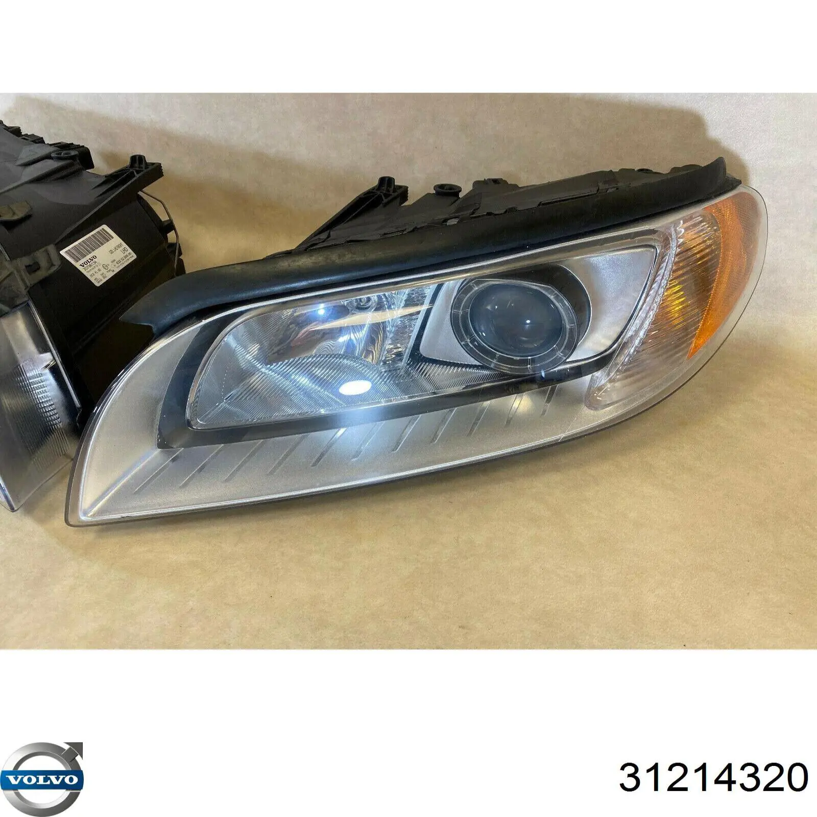 Купити 31214320 Volvo Права блок фара