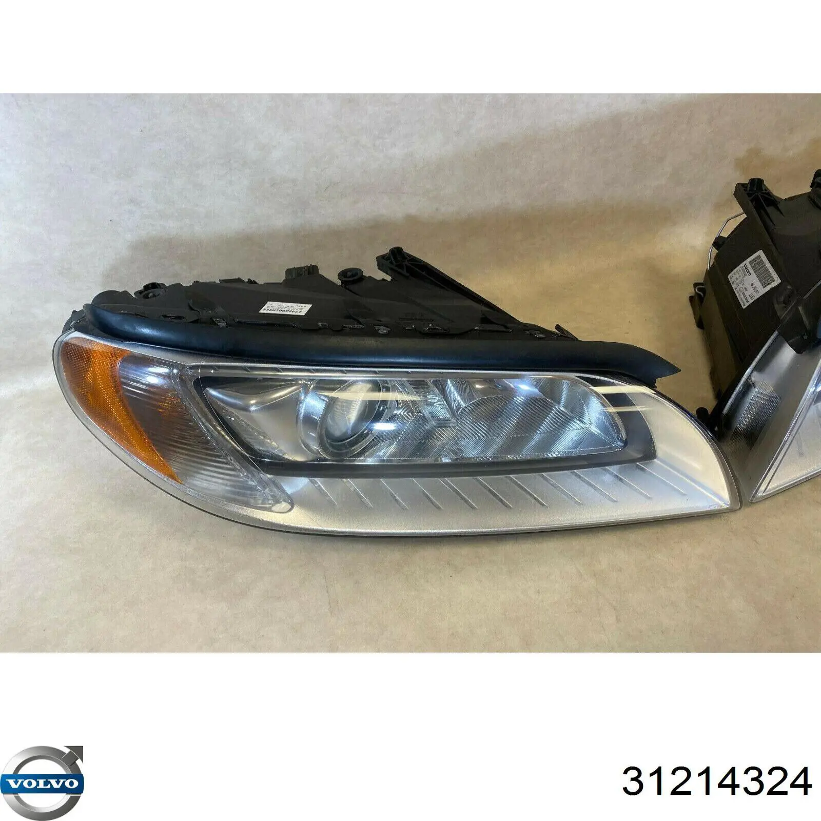 Купити 31214324 Volvo Права блок фара