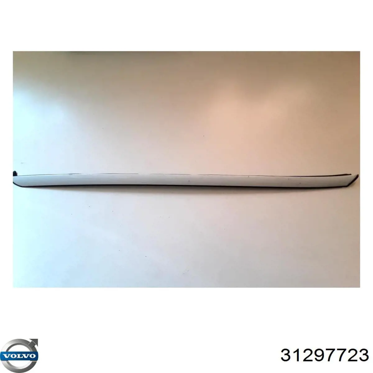 Молдинг лобового скла, правий 31297723 Volvo