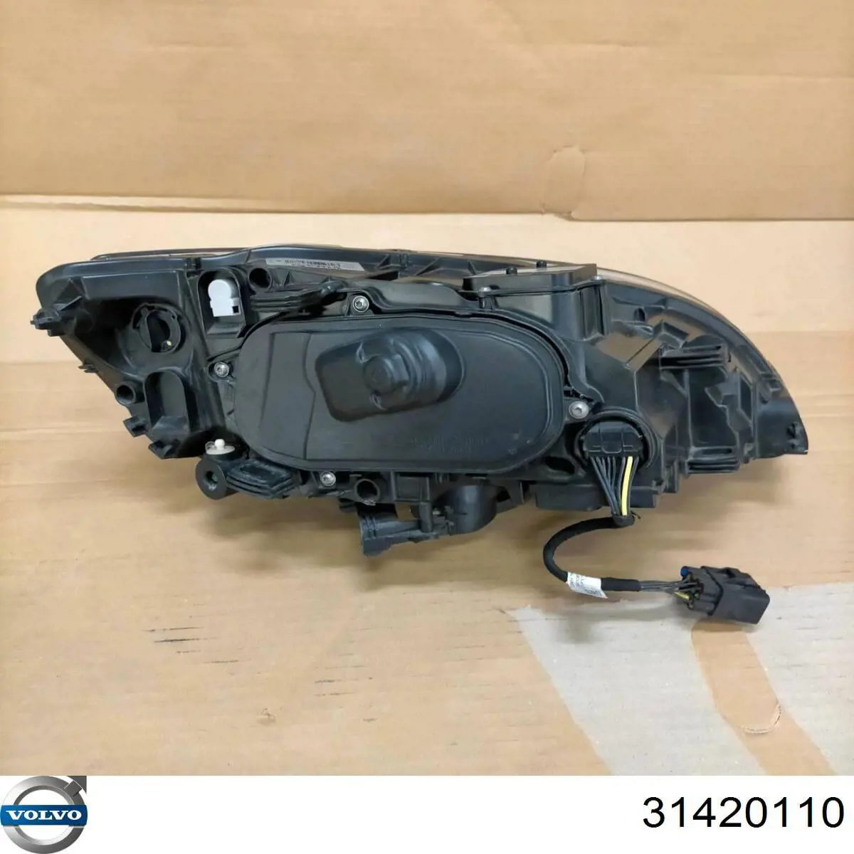31420110 Volvo Фари