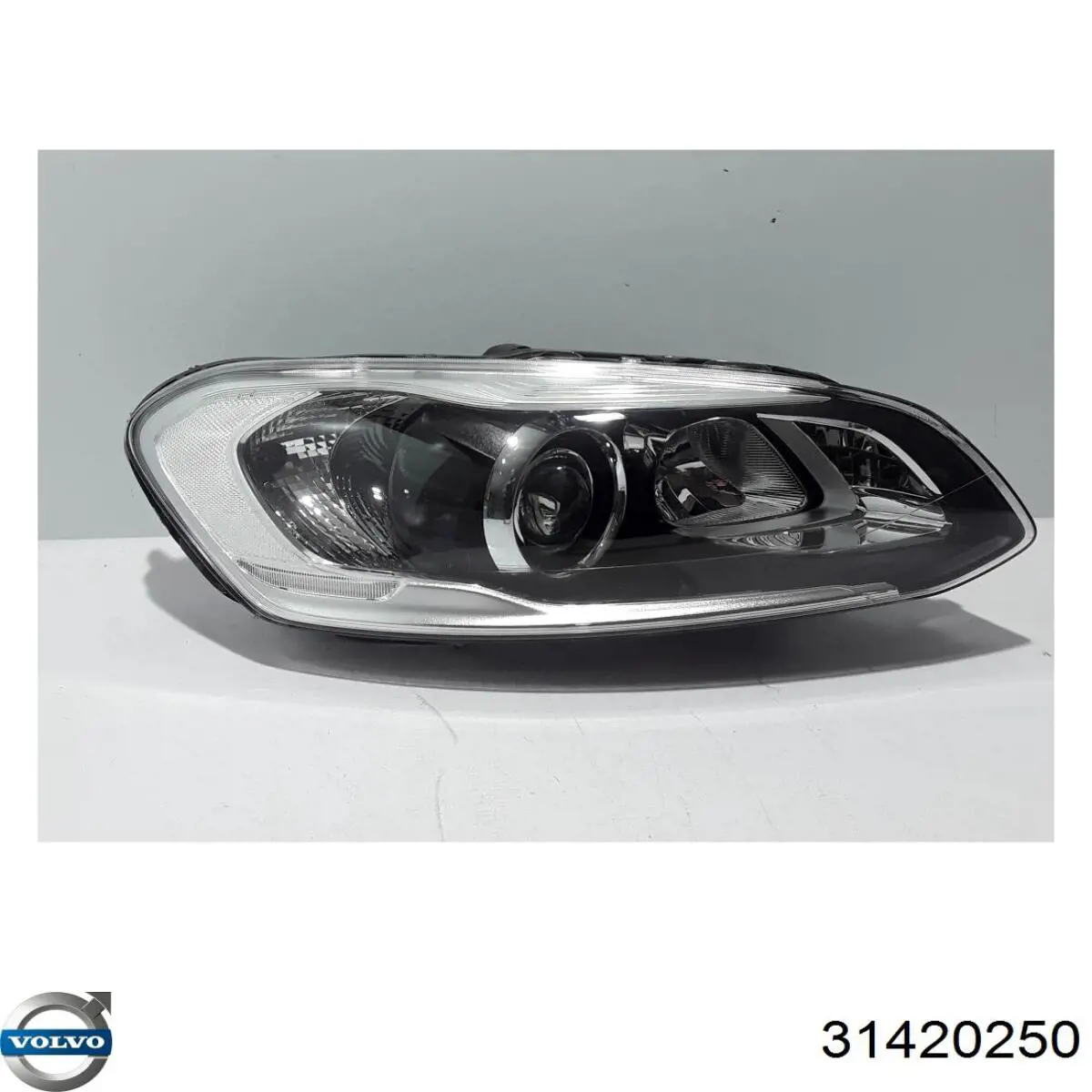 Фара права 31698809 Volvo