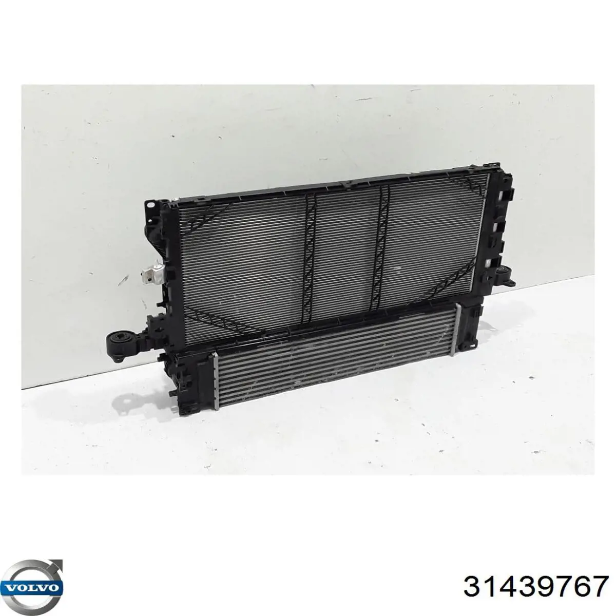 Купити 31439767 Volvo Радіатор двигуна