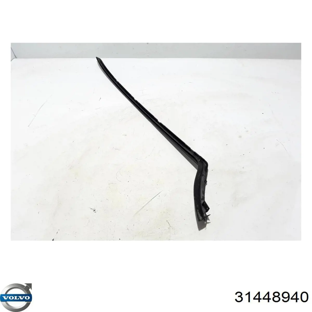 31448940 Volvo Захисна накладка переднього скла права