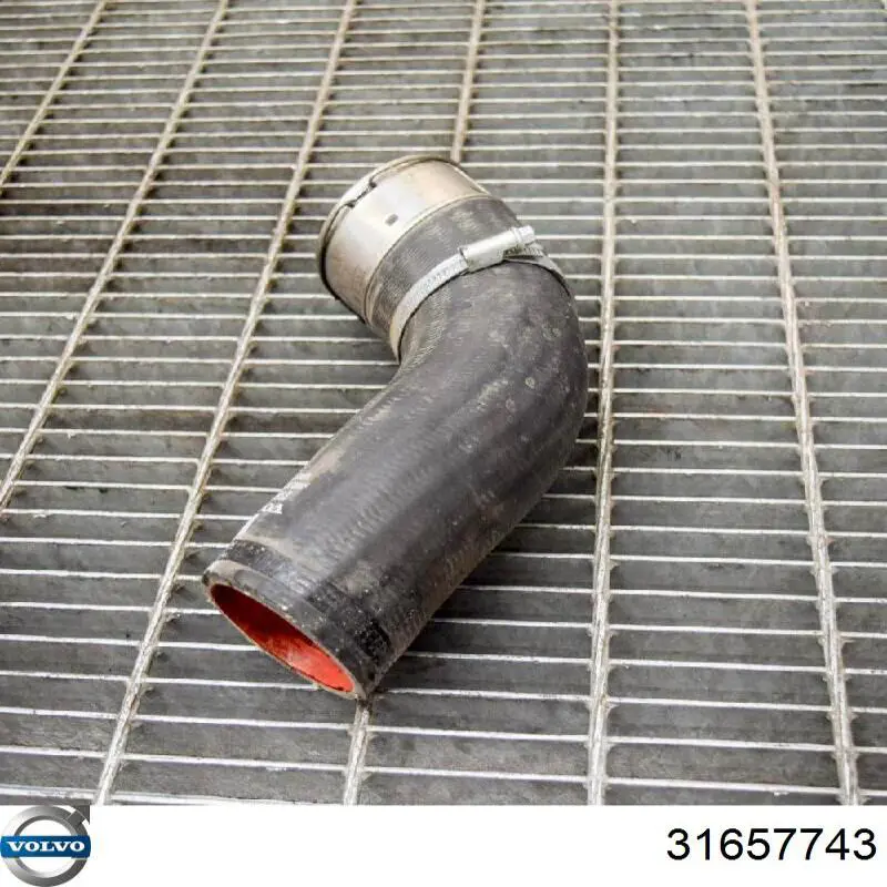 Шланг/патрубок интеркуллера 31657743 Volvo
