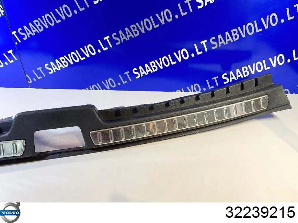 Купити 32353428 Volvo Накладка бампера заднього, верхня захисна (сходинка-підніжка)