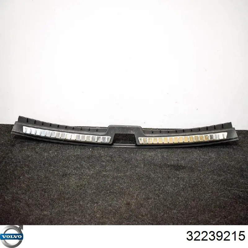 32353428 Volvo Накладка бампера заднього, верхня захисна