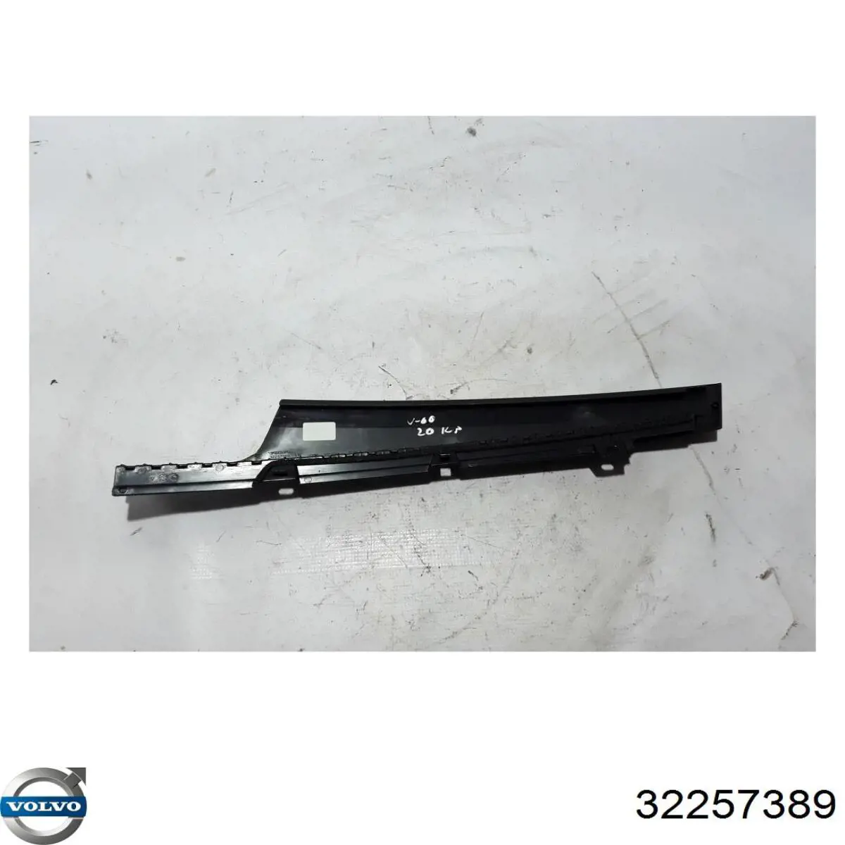 Купити 32257389 Volvo Накладка передніх дверей, лівої, вертикальної