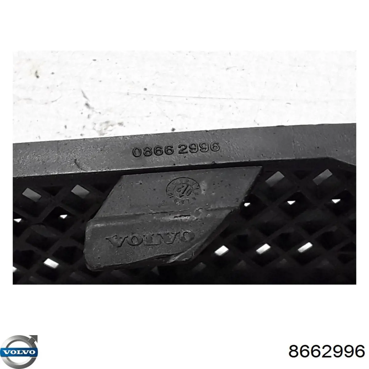 8662996 Volvo Решітка переднього бампера, ліва