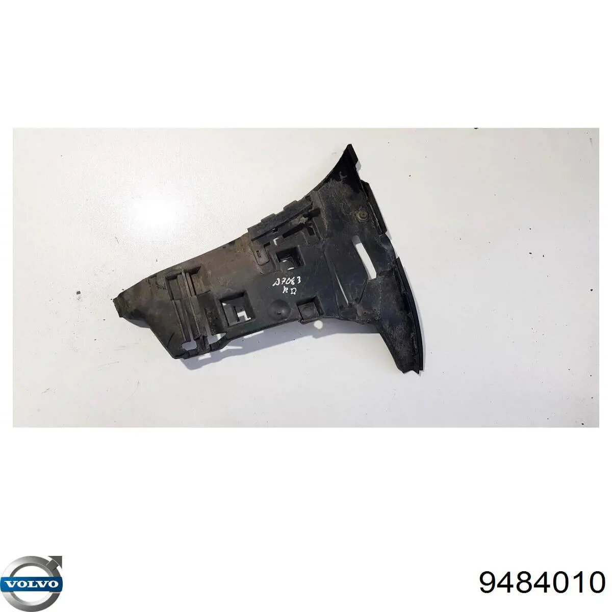 Молдинг переднього бампера, лівий Volvo 9484010 ціна, від 34.49 USD