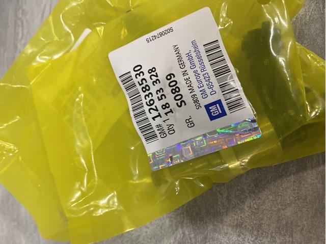 Форсунка дизельна в зборі, розпилювач + тримач 12638530 GM
