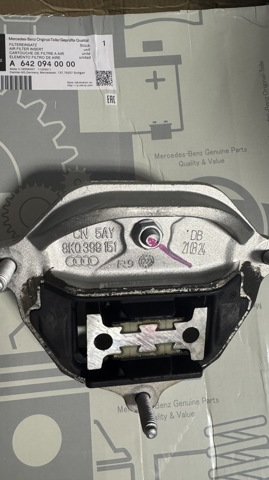 Кріплення подушки коробки передач 8K0399151 PORSCHE
