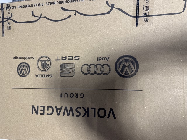 Кришка двигуна 95510513501 VAG