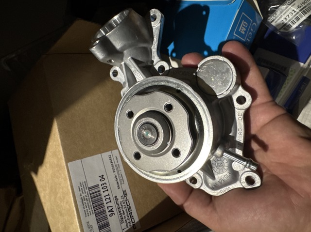 Насос системи охолодження 9A712101304 PORSCHE