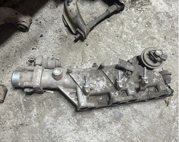 Колектор впускний 1449118 FORD