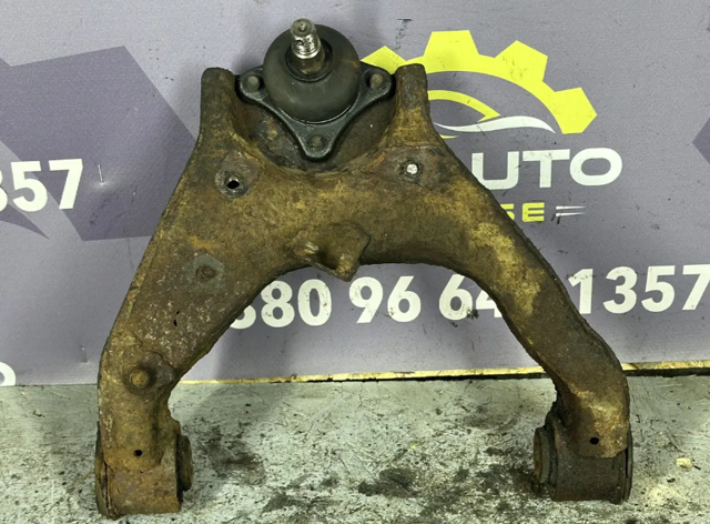Важіль передньої підвіски верхній, лівий 4010A013 MITSUBISHI