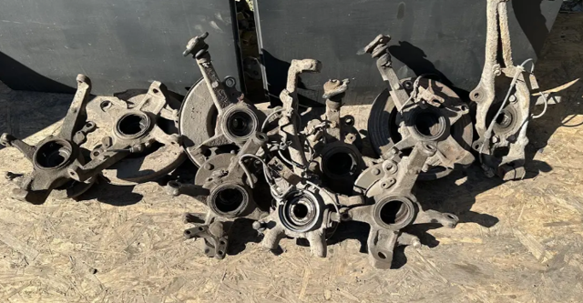 Цапфа поворотного кулака 4489637 FORD