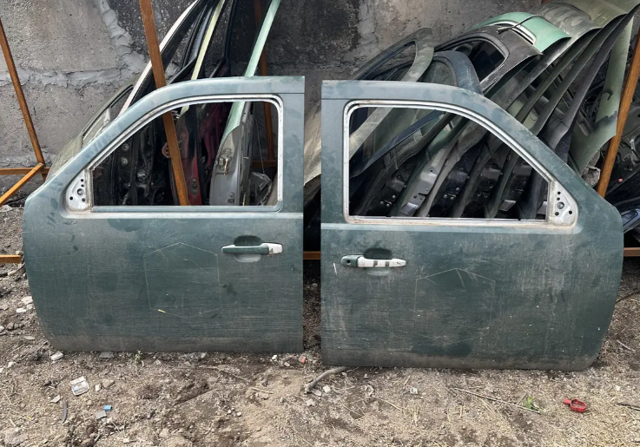 Дверка передня права 5064250 FORD