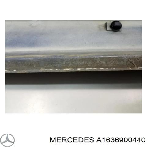 Накладка зовнішня (молдинг) порога, правий A1636900440 MERCEDES